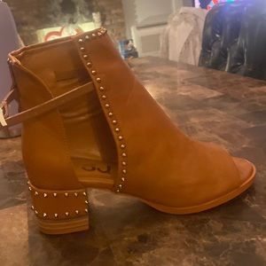 TAN ALL LEATHER PEEP TOE SANDALS!!